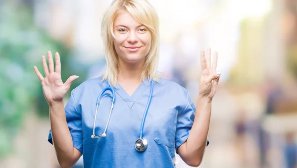 Jovem Bela Mulher Médica Loira Vestindo Uniforme Médico Sobre Fundo — Fotografia de Stock