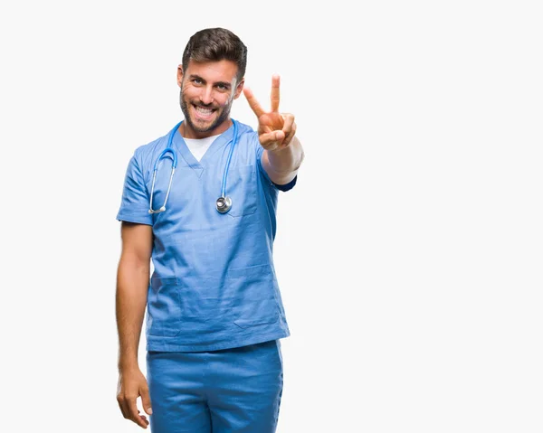 Joven Médico Cirujano Guapo Hombre Sobre Fondo Aislado Sonriendo Mirando —  Fotos de Stock