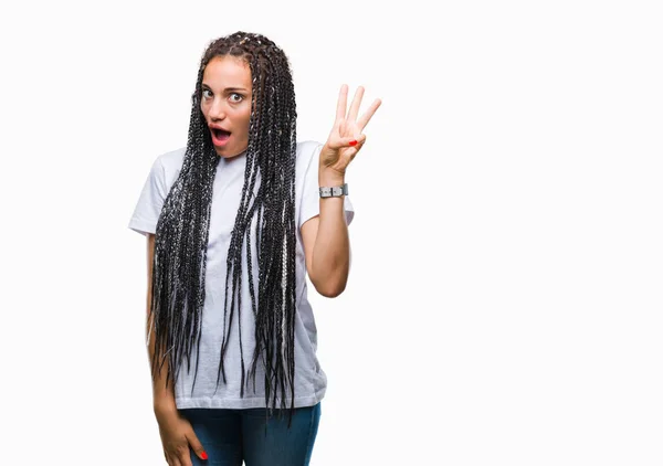 年轻的编织头发非洲裔美国女孩在孤立的背景显示和手指第三 而微笑着自信和快乐 — 图库照片