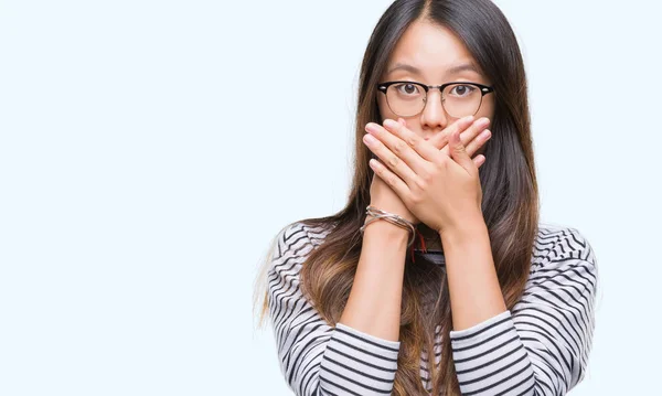 Giovane Donna Asiatica Indossa Occhiali Sfondo Isolato Scioccato Copertura Bocca — Foto Stock