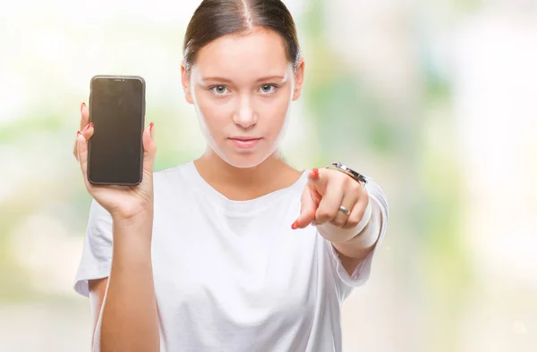 Jonge Mooie Kaukasische Vrouw Weergegeven Smartphone Scherm Geïsoleerde Achtergrond Met — Stockfoto