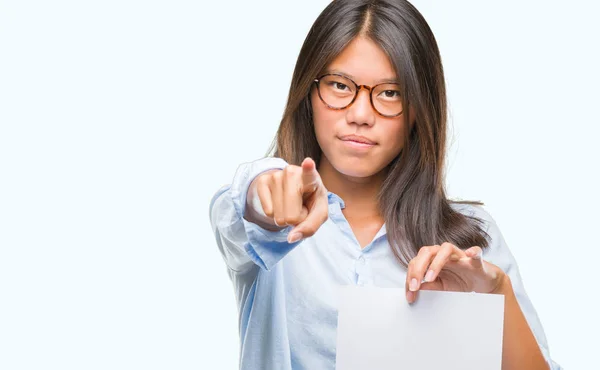 Jonge Aziatische Vrouw Met Blanco Papier Wijzen Camera — Stockfoto