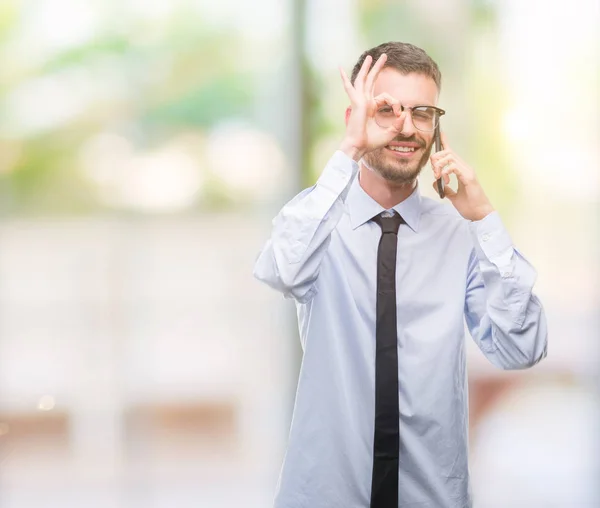 Jonge Volwassen Zakenman Praten Aan Telefoon Met Blij Gezicht Lachend — Stockfoto