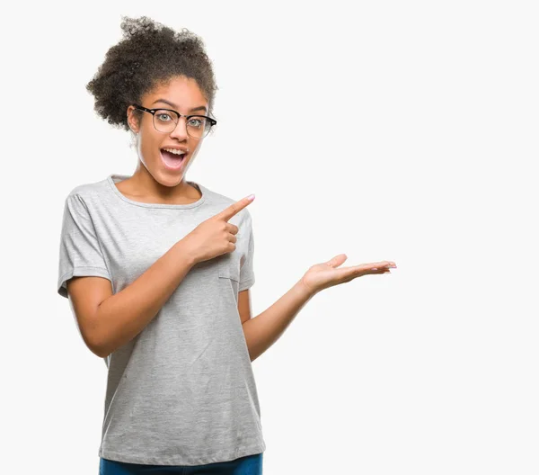 Joven Mujer Afroamericana Con Gafas Sobre Fondo Aislado Asombrada Sonriendo —  Fotos de Stock