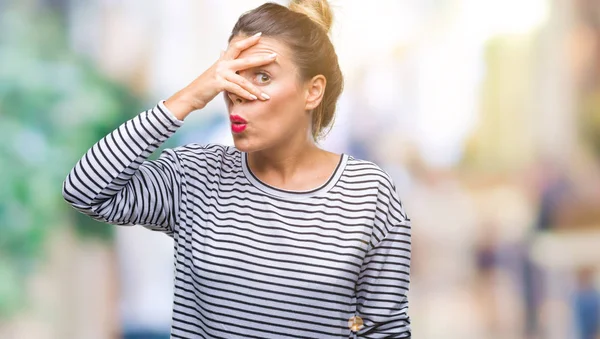 Mooie Jongedame Casual Trui Strepen Geïsoleerde Achtergrond Gluren Schok Voor — Stockfoto