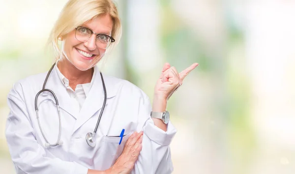 Medelålders Blond Läkare Kvinna Över Isolerade Bakgrund Med Ett Stort — Stockfoto