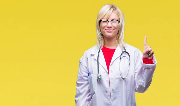 Jonge Mooie Blonde Dokter Vrouw Medische Uniform Dragen Geïsoleerde Achtergrond — Stockfoto