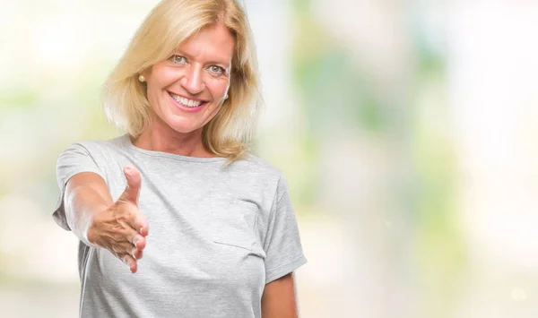 Středním Věku Blond Žena Izolované Pozadí Úsměvem Přátelskou Nabídku Handshake — Stock fotografie