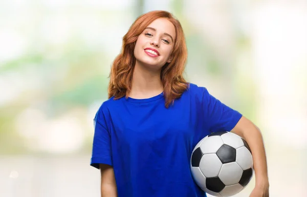 Молодая Красивая Женщина Изолированном Фоне Держа Футбольный Мяч Счастливым Лицом — стоковое фото