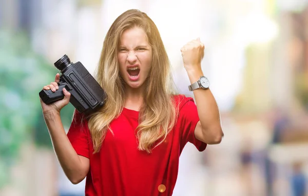 Genç Güzel Sarışın Kadın Vintage Fotoğraf Makinesi Üzerinde Izole Kullanarak — Stok fotoğraf