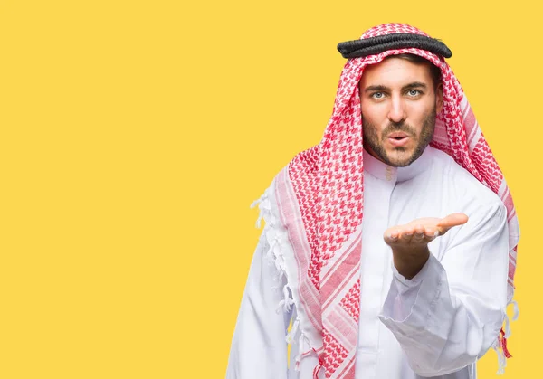 Der Junge Gut Aussehende Mann Der Keffiyeh Über Isoliertem Hintergrund — Stockfoto