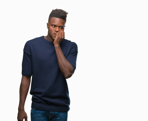 年轻的非洲裔美国人在孤立的背景下 看着压力和紧张的嘴咬指甲的手 焦虑问题 — 图库照片