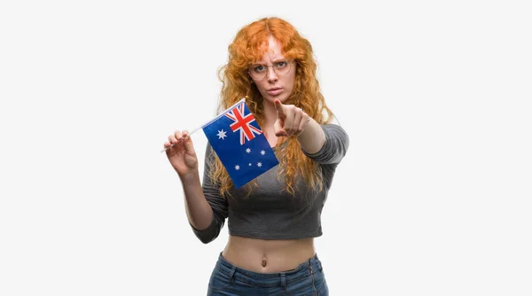 Unga Rödhårig Kvinna Anläggning Flagga Australien Pekar Med Fingret Till — Stockfoto