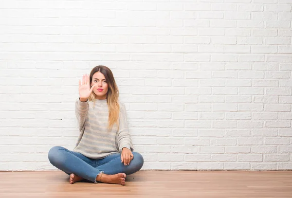 Jonge Volwassen Vrouw Zittend Vloer Witte Bakstenen Muur Thuis Stop — Stockfoto