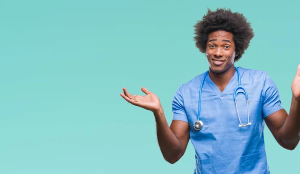 美国黑人外科医生的人在孤立的背景下无能和混淆的表达与胳膊和手提出 怀疑概念 — 图库照片