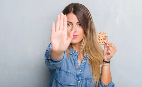 Ung Vuxen Kvinna Över Grå Grunge Vägg Äta Choklad Spån — Stockfoto