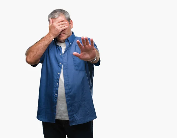 Hombre Mayor Guapo Sobre Fondo Aislado Cubriendo Los Ojos Con —  Fotos de Stock