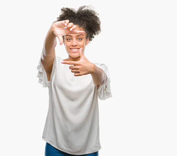 Jovem Afro Americana Sobre Fundo Isolado Sorrindo Fazendo Moldura Com — Fotografia de Stock