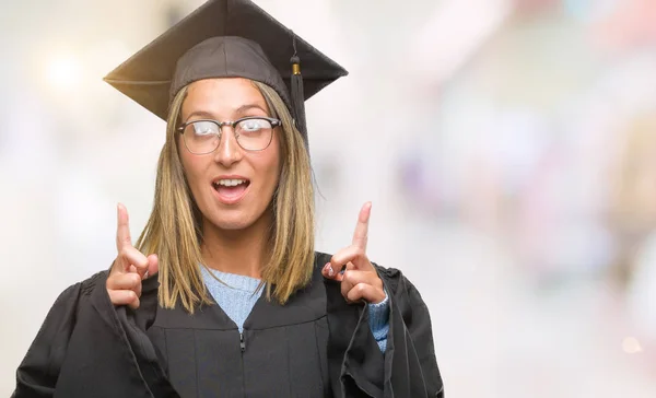 Joven Hermosa Mujer Con Uniforme Graduado Sobre Fondo Aislado Asombrado — Foto de Stock