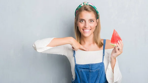 Hermosa Mujer Joven Sobre Pared Gris Grunge Comiendo Sandía Con —  Fotos de Stock