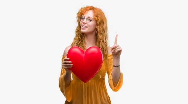Молода Руда Жінка Любові Тримає Червоне Серце Здивована Ідеєю Або — стокове фото