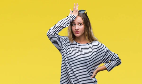 Jovem Mulher Loira Bonita Usando Óculos Sol Sobre Fundo Isolado — Fotografia de Stock