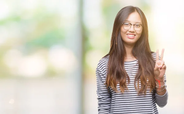 眼鏡を指番号 で示す分離の背景の上の若いアジア女性 — ストック写真