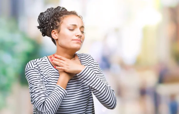 Giovane Capelli Intrecciati Ragazza Afroamericana Indossa Maglione Sfondo Isolato Urlando — Foto Stock