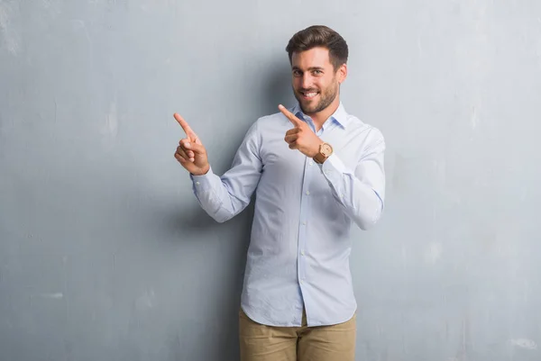 Przystojny Młody Biznes Człowiek Szary Mur Sobie Elegancki Koszulę Uśmiechając — Zdjęcie stockowe
