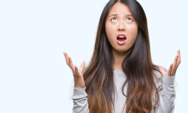 Junge Asiatische Frau Über Isolierten Hintergrund Verrückt Und Verrückt — Stockfoto