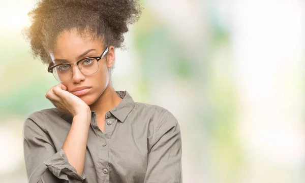 Jovem Afro Americana Usando Óculos Sobre Fundo Isolado Pensando Que — Fotografia de Stock