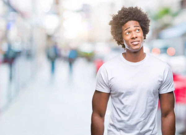 Afro Americano Uomo Sfondo Isolato Sorridente Guardando Lato Fissando Pensando — Foto Stock