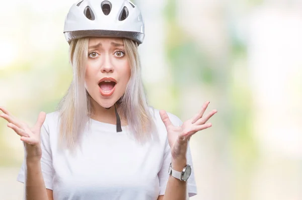 Giovane Donna Bionda Indossa Casco Sicurezza Ciclista Sfondo Isolato Celebrando — Foto Stock