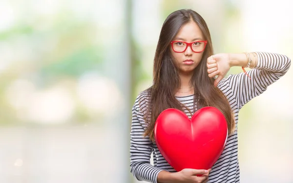 Joven Mujer Asiática Sosteniendo Leer Corazón Sobre Aislado Fondo Con — Foto de Stock