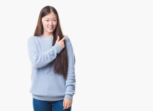 Jovem Chinesa Sobre Fundo Isolado Alegre Com Sorriso Rosto Apontando — Fotografia de Stock