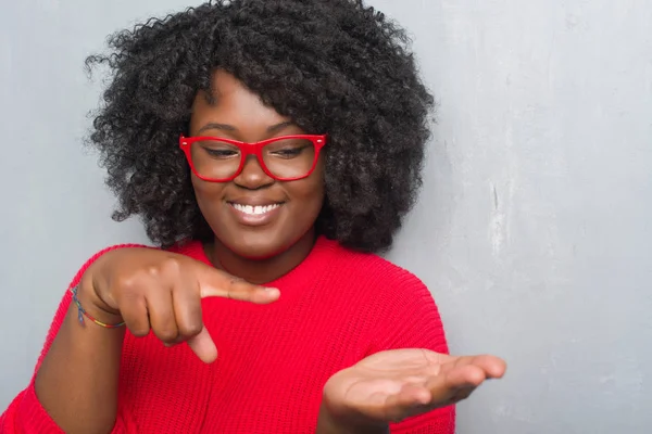 Afrikalı Amerikalı Genç Artı Boyutu Kadın Duvar Gri Grunge Giyen — Stok fotoğraf