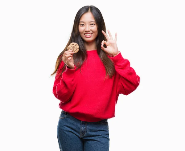 Joven Asiático Mujer Comer Chocolate Chip Cookie Haciendo Signo —  Fotos de Stock