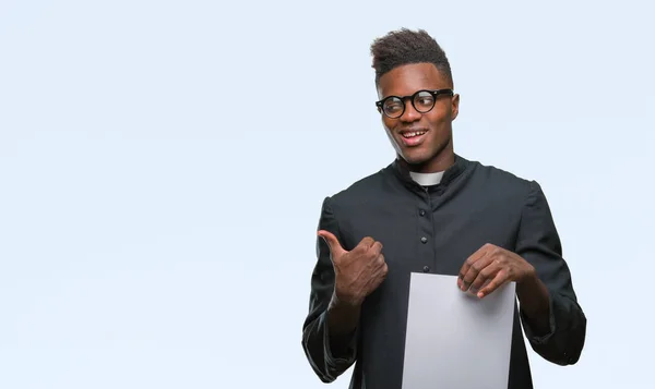 Junger Afrikanisch Amerikanischer Priester Über Isoliertem Hintergrund Der Leeres Papier — Stockfoto