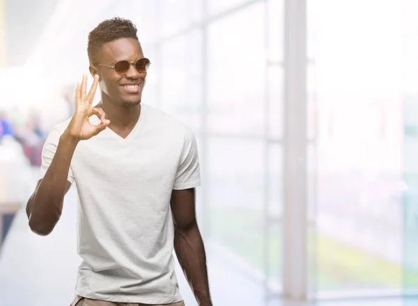 Unga Afroamerikanska Mannen Bär Solglasögon Gör Tecken Med Fingrarna Utmärkt — Stockfoto