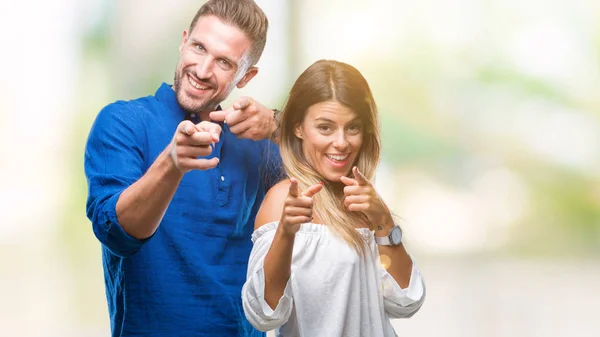 Pareja Joven Enamorada Sobre Fondo Aislado Señalando Los Dedos Cámara — Foto de Stock