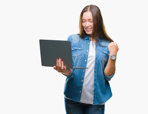 Mujer Caucásica Joven Usando Ordenador Portátil Sobre Fondo Aislado Gritando —  Fotos de Stock