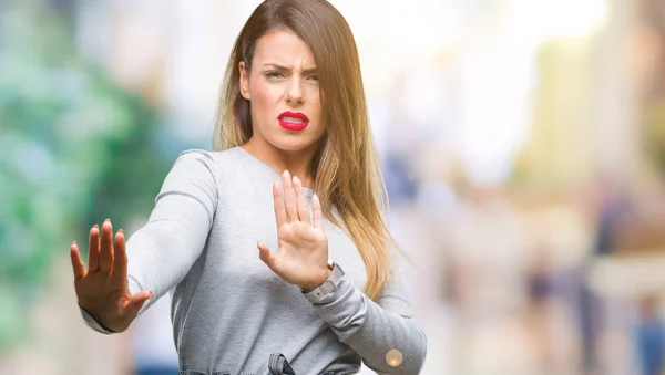 Wanita Bisnis Muda Yang Cantik Atas Latar Belakang Terisolasi Ketakutan — Stok Foto