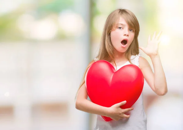 Junges Blondes Kleinkind Das Ein Rotes Herz Hält Sehr Glücklich — Stockfoto