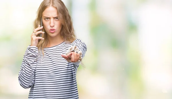 Schöne Junge Blonde Frau Die Auf Smarpthone Über Isoliertem Hintergrund — Stockfoto