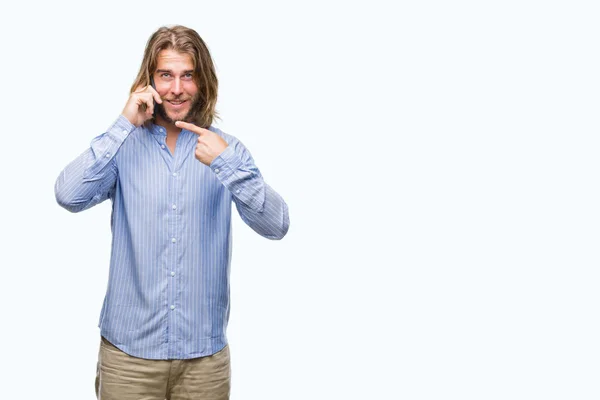 Jonge Knappe Man Met Lange Haren Geïsoleerde Achtergrond Praten Aan — Stockfoto