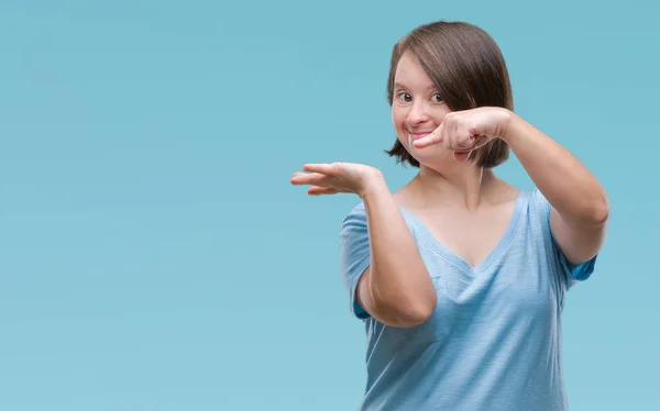 Mujer Adulta Joven Con Síndrome Sobre Fondo Aislado Sorprendida Sonriendo — Foto de Stock