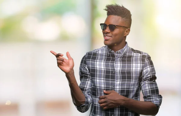 Unga Afroamerikanska Mannen Bär Solglasögon Över Isolerade Bakgrund Med Ett — Stockfoto