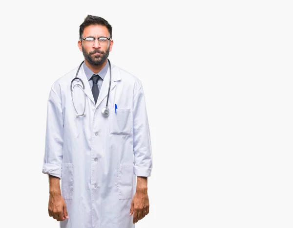 Ενηλίκων Ισπανόφωνος Γιατρός Άνδρα Πάνω Μια Απομονωμένη Φόντο Σκεπτικιστής Και — Φωτογραφία Αρχείου