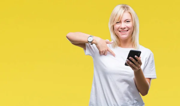 Jonge Mooie Blonde Vrouw Met Smartphone Geïsoleerde Achtergrond Met Verrassing — Stockfoto