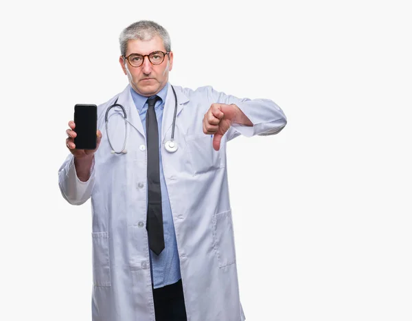 Bell Uomo Anziano Medico Mostrando Schermo Smarpthone Sfondo Isolato Con — Foto Stock